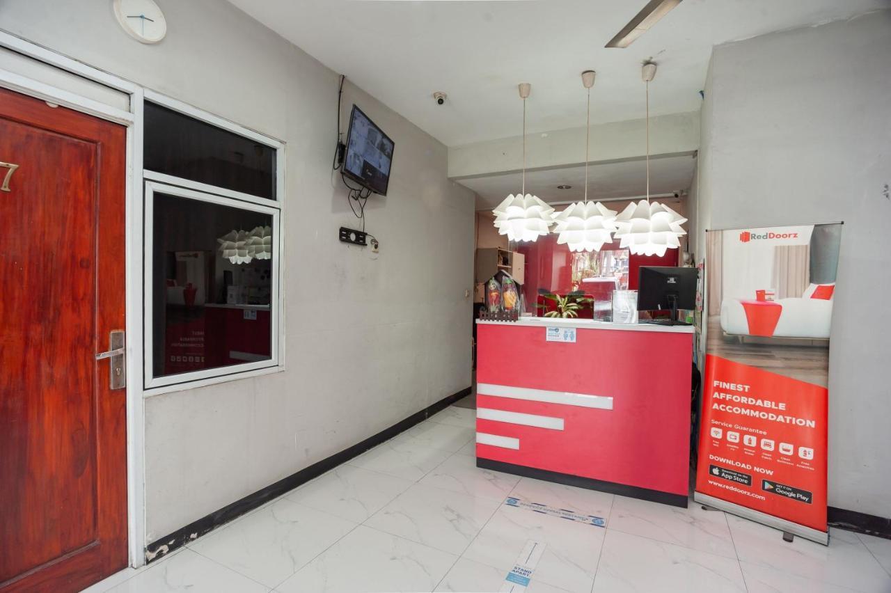红多兹Plus酒店-近卡拉巴加丁购物中心 雅加达 外观 照片
